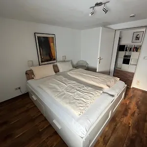 Familiensuite Mit Garten Und Poolnutzung Apartment